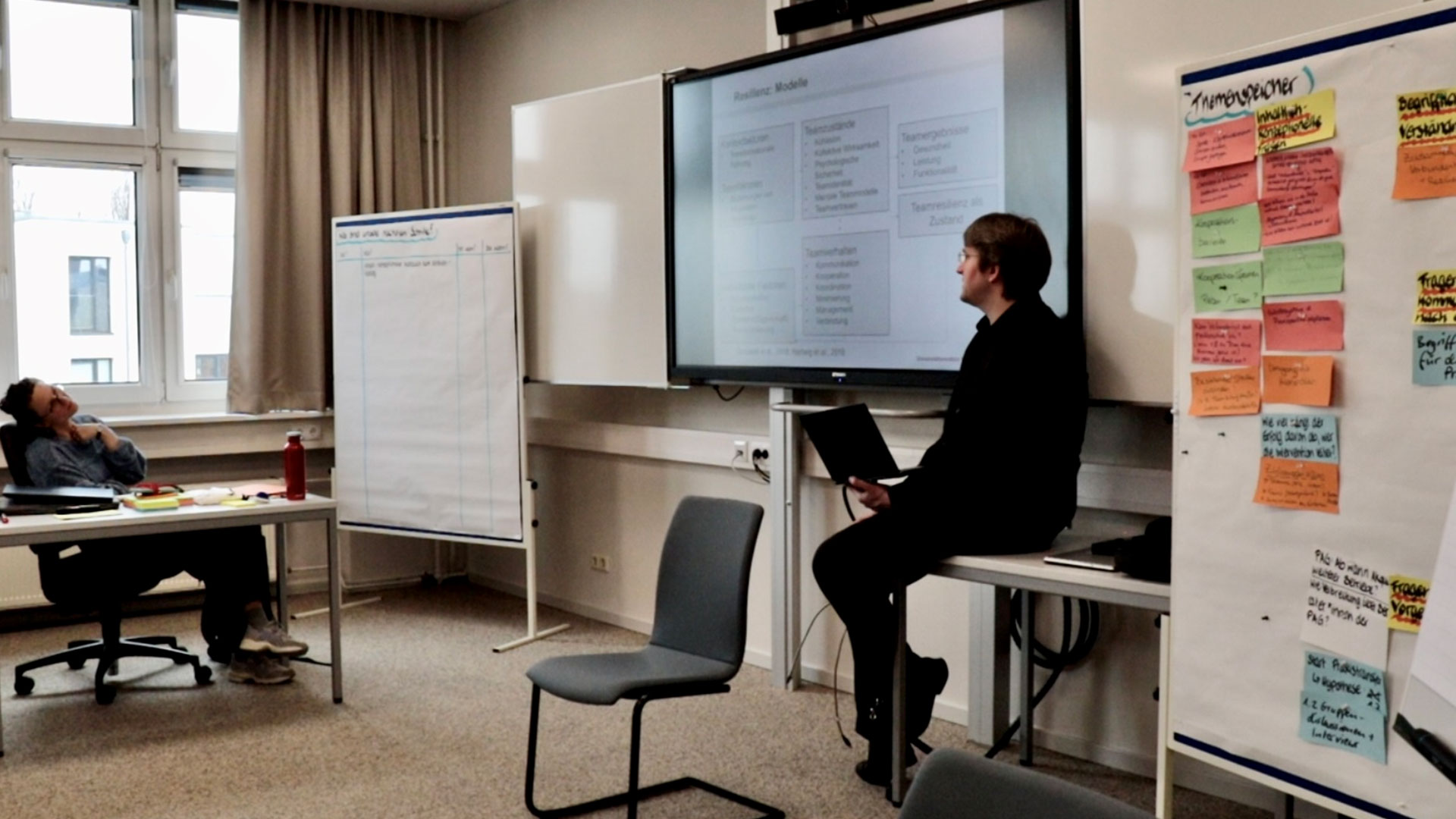 Projektleiter Samuel Tomczyk gibt beim Kick-Off in Hamburg anhand einer Präsentation einen Überblick über verschiedene arbeitspsychologische Ansätze zum Begriff der Resilienz.