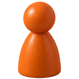 Eine orangene Spielfigur aus Holz mit rundem Kopf und kegelförmigem Körper vor einem schlichten weißen Hintergrund.